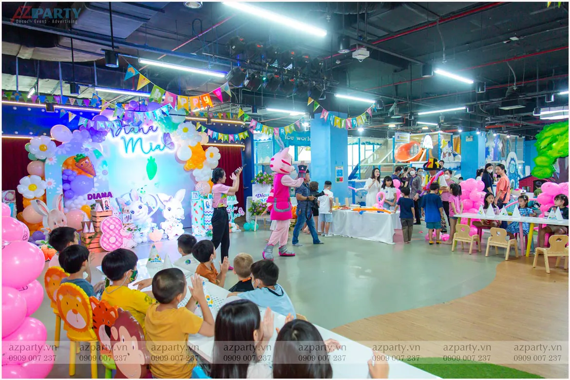 Không khí vui nhộn tại tiệc sinh nhật Diana & Mia khi các bé được tham gia trò chơi cùng mascot thỏ hồng đáng yêu.