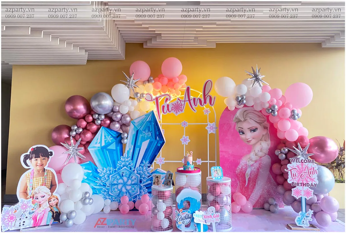 Trang trí tiệc sinh nhật bé Tú Anh tròn 3 tuổi với chủ đề Frozen tông hồng pastel ngọt ngào, kết hợp mô hình lâu đài băng xanh 3D và hình ảnh công chúa Elsa.
