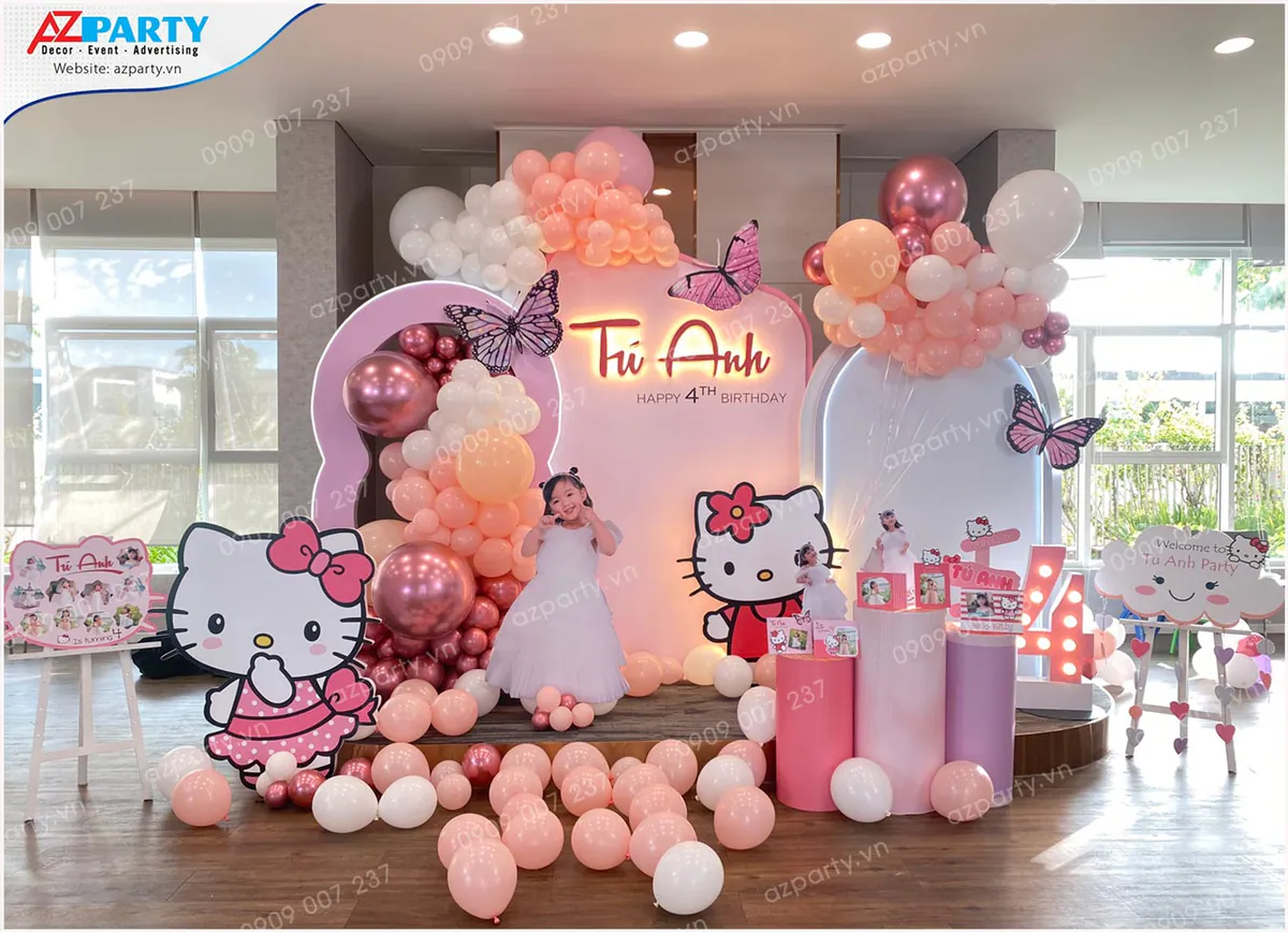 Toàn cảnh sân khấu trang trí thôi nôi, sinh nhật bé Tú Anh ngập tràn sắc hồng Hello Kitty ngọt ngào, bóng bay pastel và hoa giấy xinh xắn.