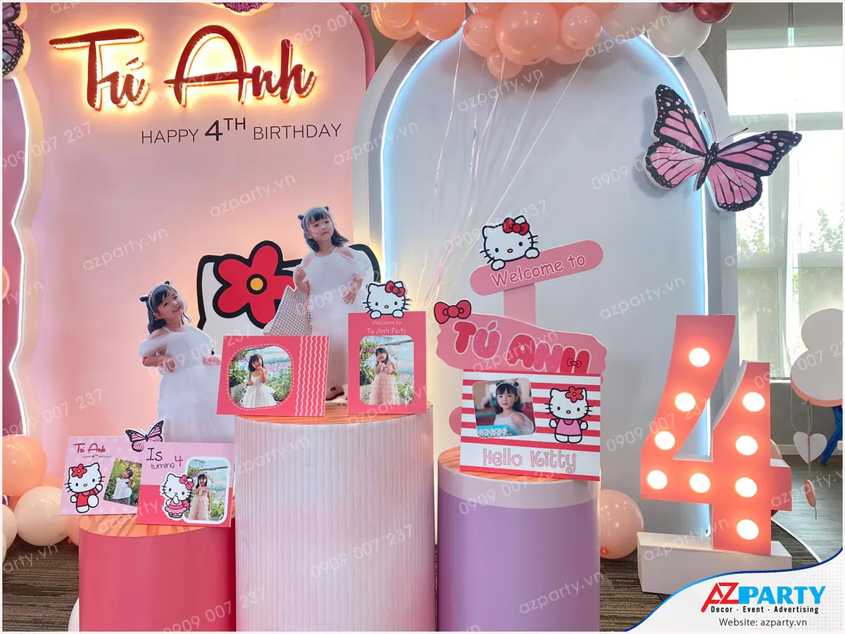 Cận cảnh bàn Gallery trưng bày hình ảnh đáng yêu của bé Tú Anh lồng khung Hello Kitty, đặt cạnh số 4 đèn LED sáng bừng.