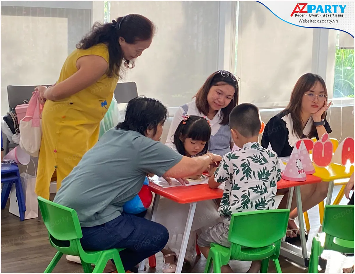 Các bé thích thú tham gia hoạt động tô màu, vẽ tranh được hướng dẫn tận tình bởi phụ huynh tại buổi tiệc.