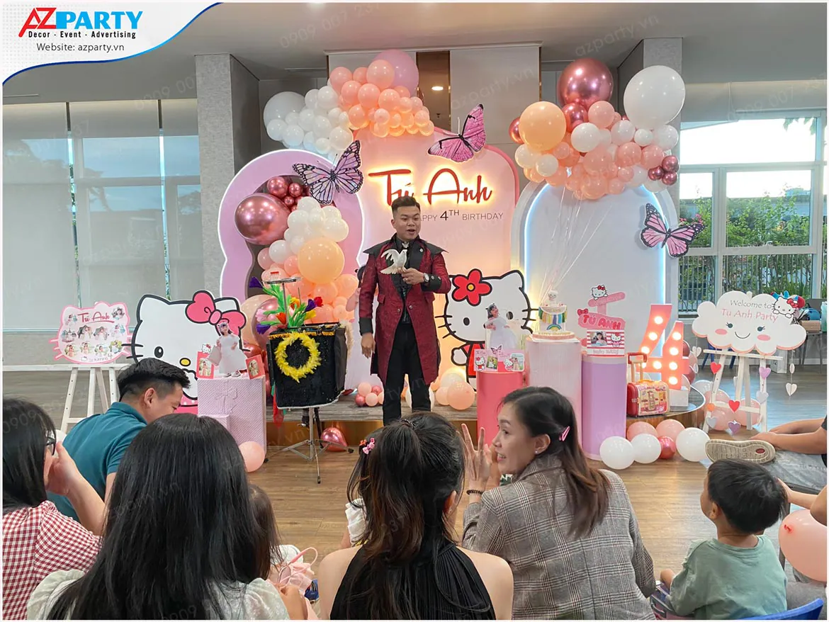 Ảo thuật gia trình diễn biến ra chim bồ câu trắng đầy bất ngờ thu hút sự chú ý của các khách mời nhí.