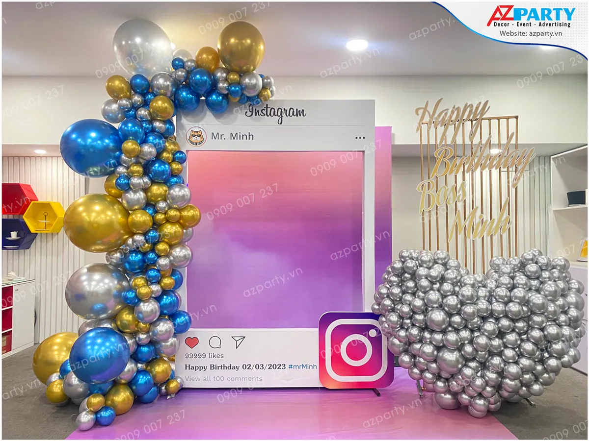 Khu vực chụp ảnh photobooth thiết kế giao diện Instagram độc đáo mừng sinh nhật Boss Minh với bong bóng tông màu xanh dương, bạc và vàng gold.