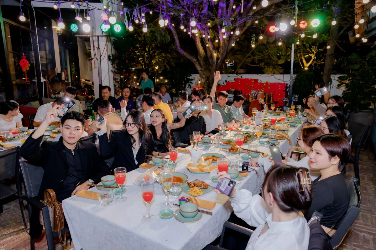 Các nhân viên C.A.M Holdings hào hứng tham gia hoạt động tương tác trong tiệc tất niên