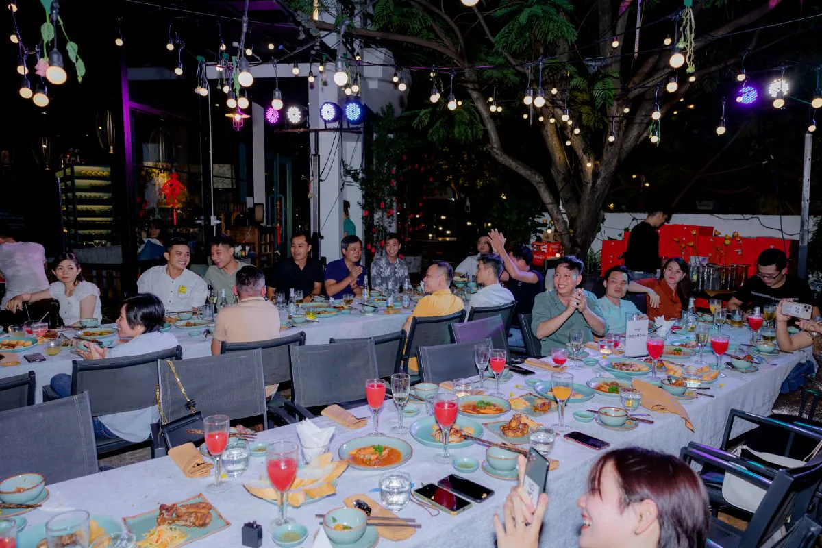 Các nhân viên C.A.M Holdings hào hứng cổ vũ trong buổi tiệc tất niên