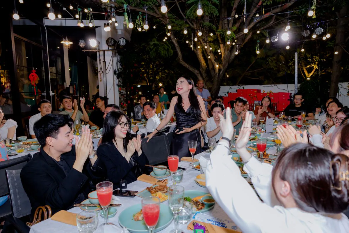 Nhân viên C.A.M Holdings hào hứng vỗ tay chúc mừng đồng nghiệp nhận giải thưởng tại tiệc tất niên