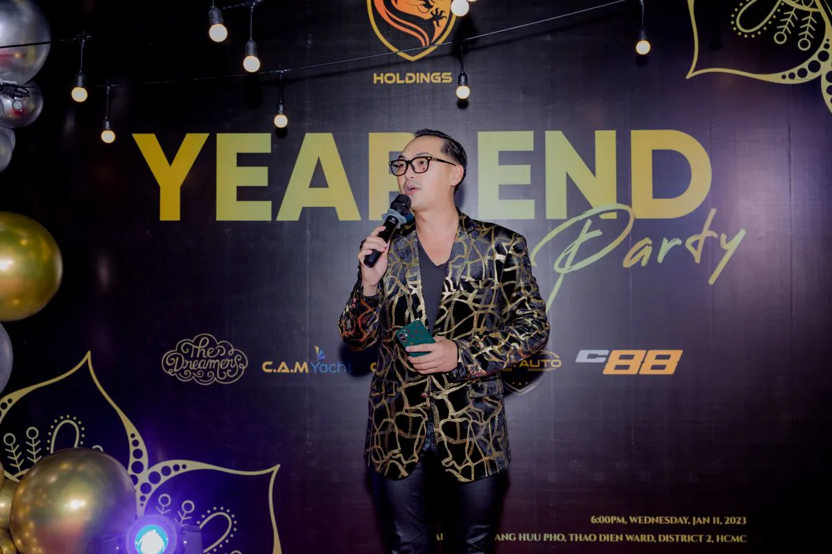 MC dẫn chương trình tiệc tất niên C.A.M Holdings trong bộ vest lịch lãm trên sân khấu