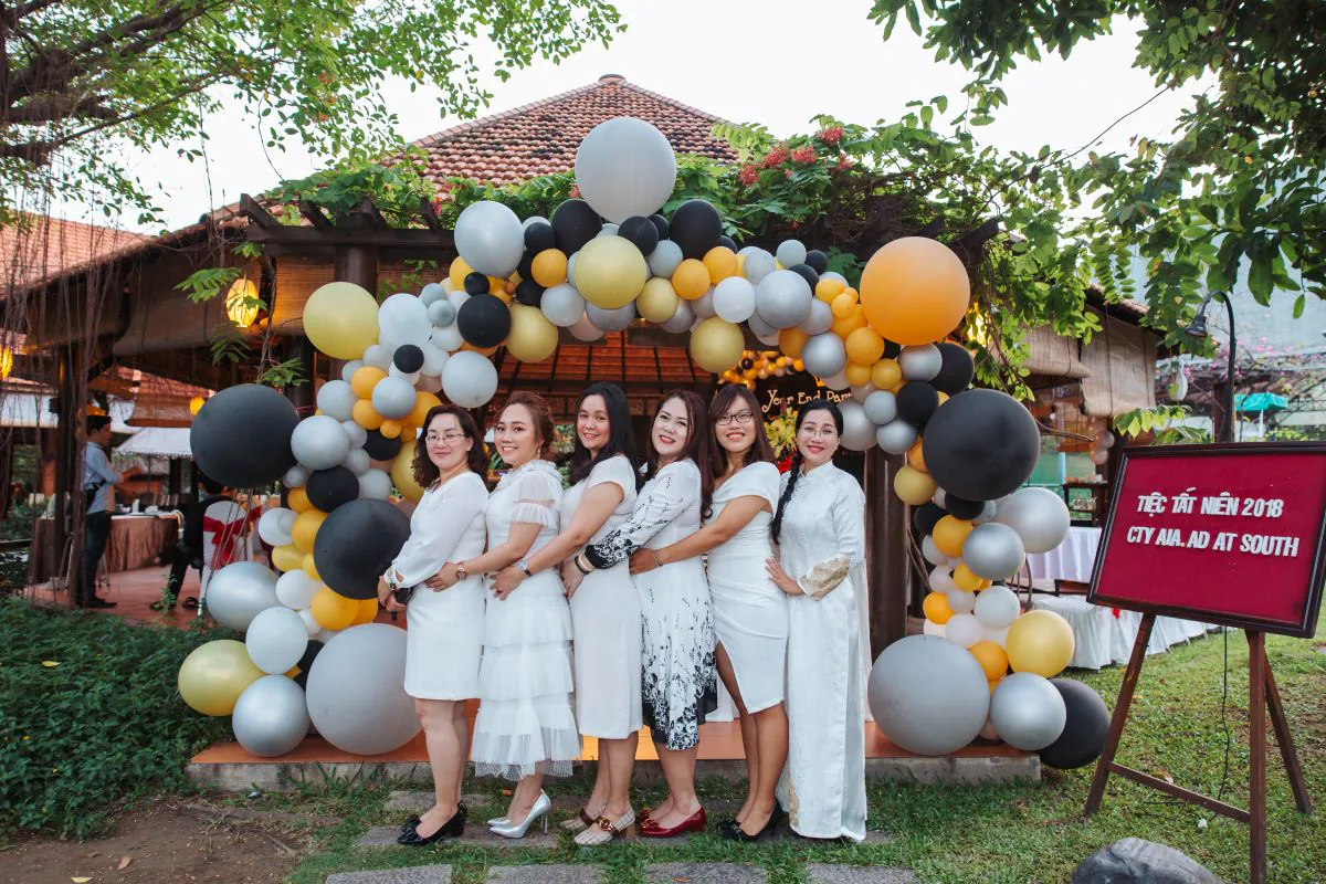 Nhóm nhân viên nữ chụp ảnh tại cổng chào bong bóng trang trí sang trọng