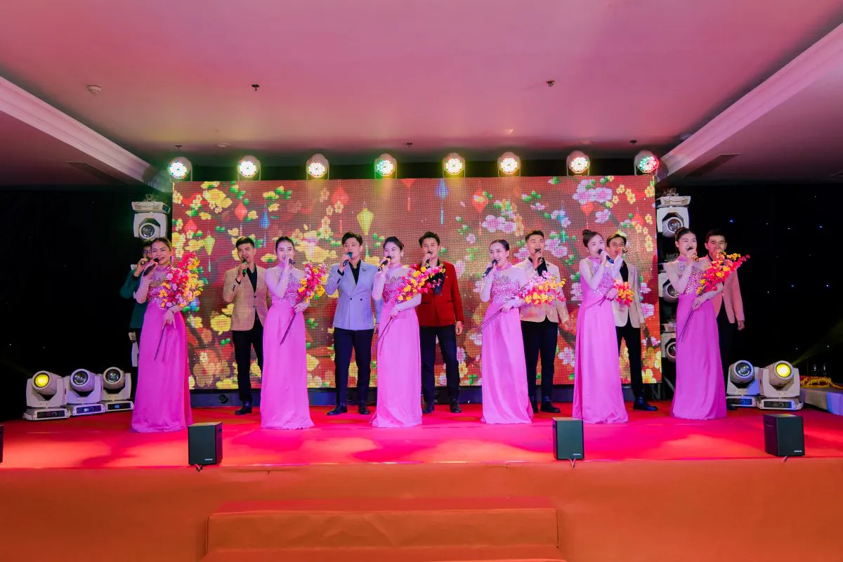 Tiết mục văn nghệ ca nhạc chào xuân sôi nổi trên sân khấu tiệc tất niên Công ty Viễn thông ACT