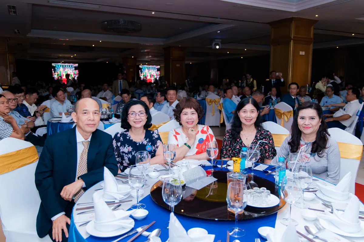 Các khách mời chụp hình kỷ niệm vui vẻ tại bàn tiệc tất niên Công ty Viễn thông ACT