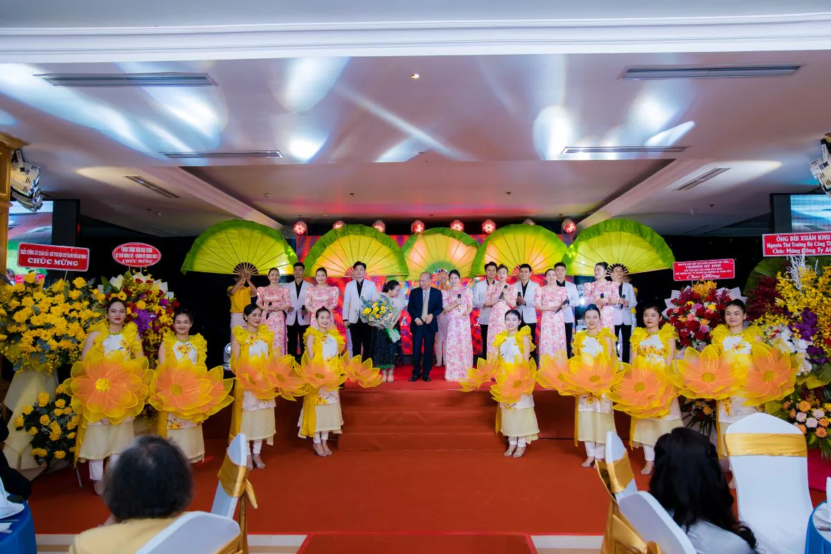 Đón tiếp Ban lãnh đạo (BOD) Công ty Viễn thông ACT lên sân khấu khai mạc tiệc tất niên