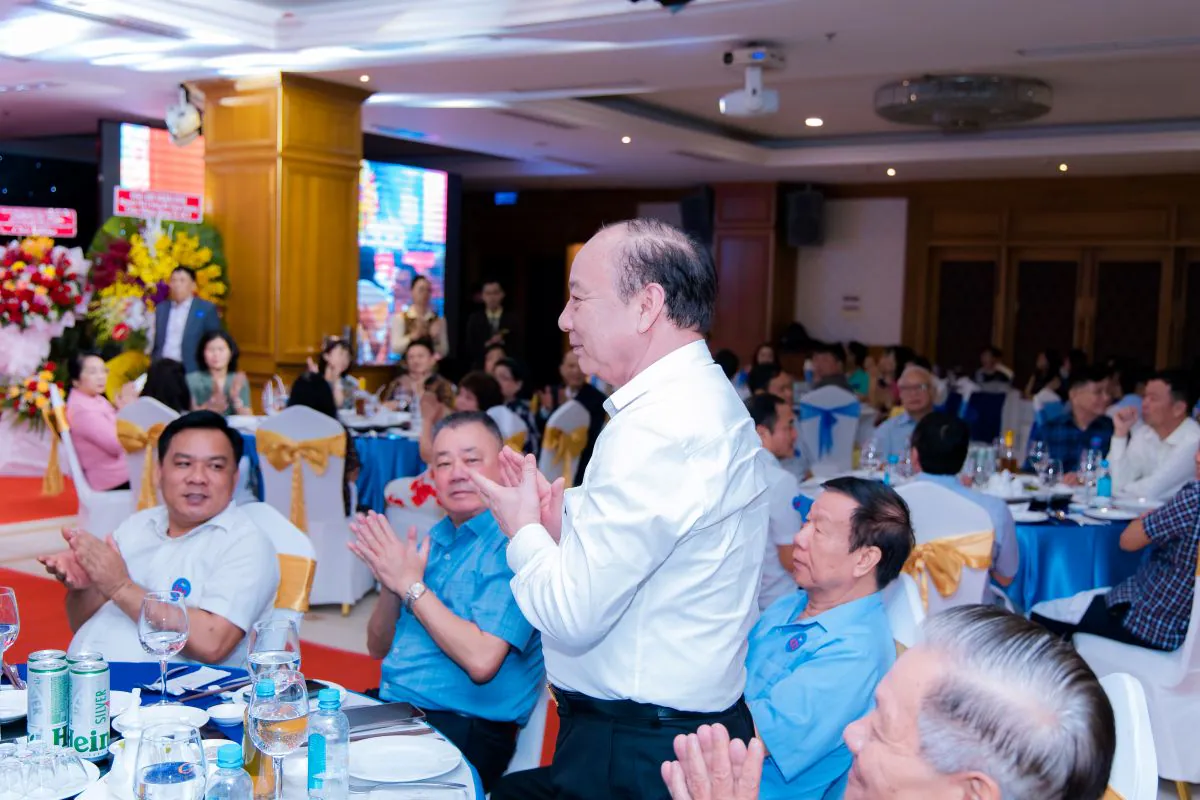 MC giới thiệu và chào đón các khách mời đặc biệt tại tiệc tất niên ACT 2023