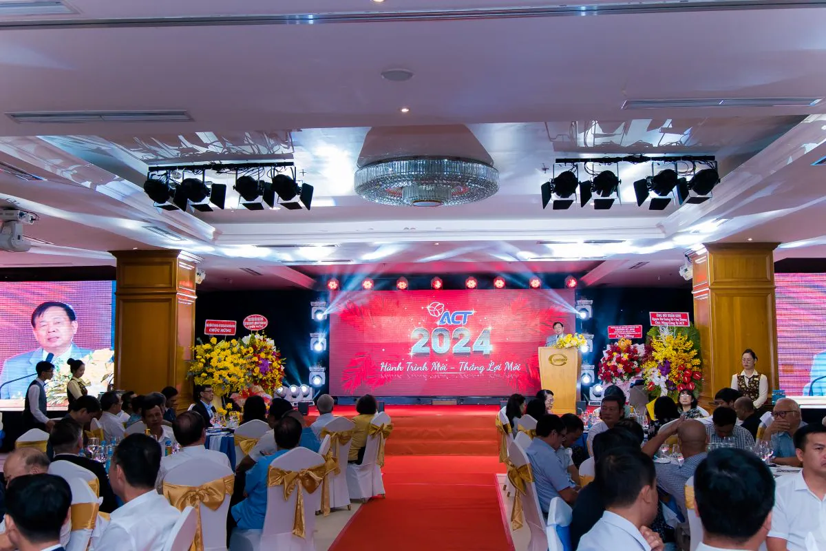 Toàn cảnh không gian khán phòng sang trọng của tiệc tất niên Công ty Viễn thông ACT