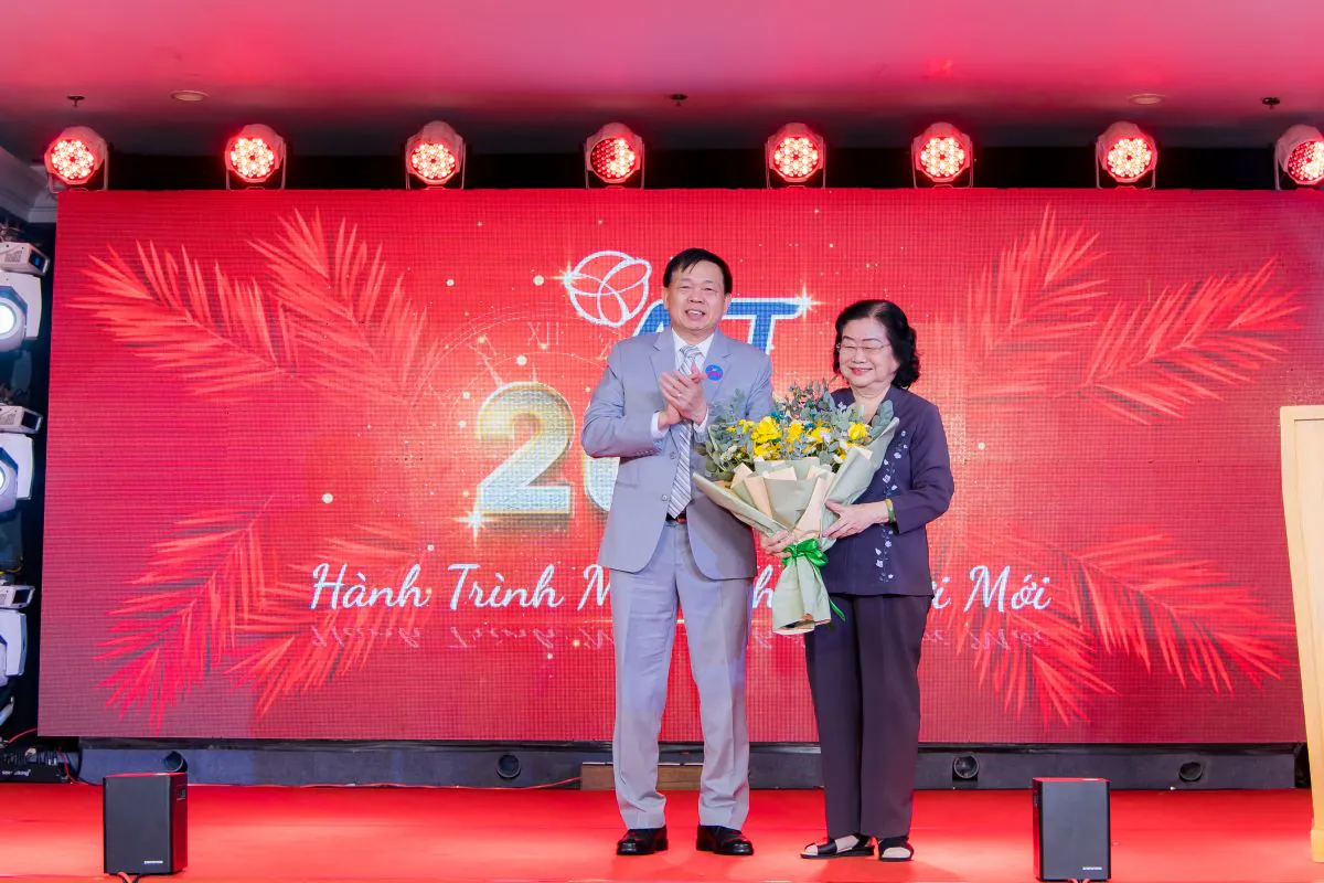 Ban lãnh đạo tặng hoa tri ân các đối tác và khách mời đặc biệt trên sân khấu tiệc tất niên