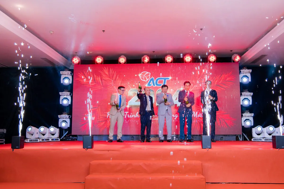 Ban lãnh đạo khui rượu sâm panh nâng ly khai mạc tiệc tất niên ACT 2023