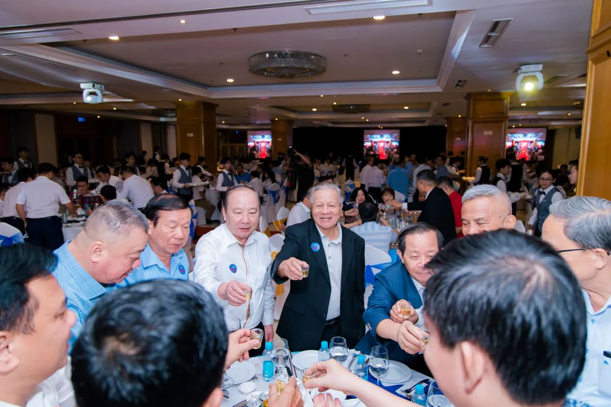 Khách mời cùng nâng ly chúc mừng năm mới tại bàn tiệc tất niên ACT