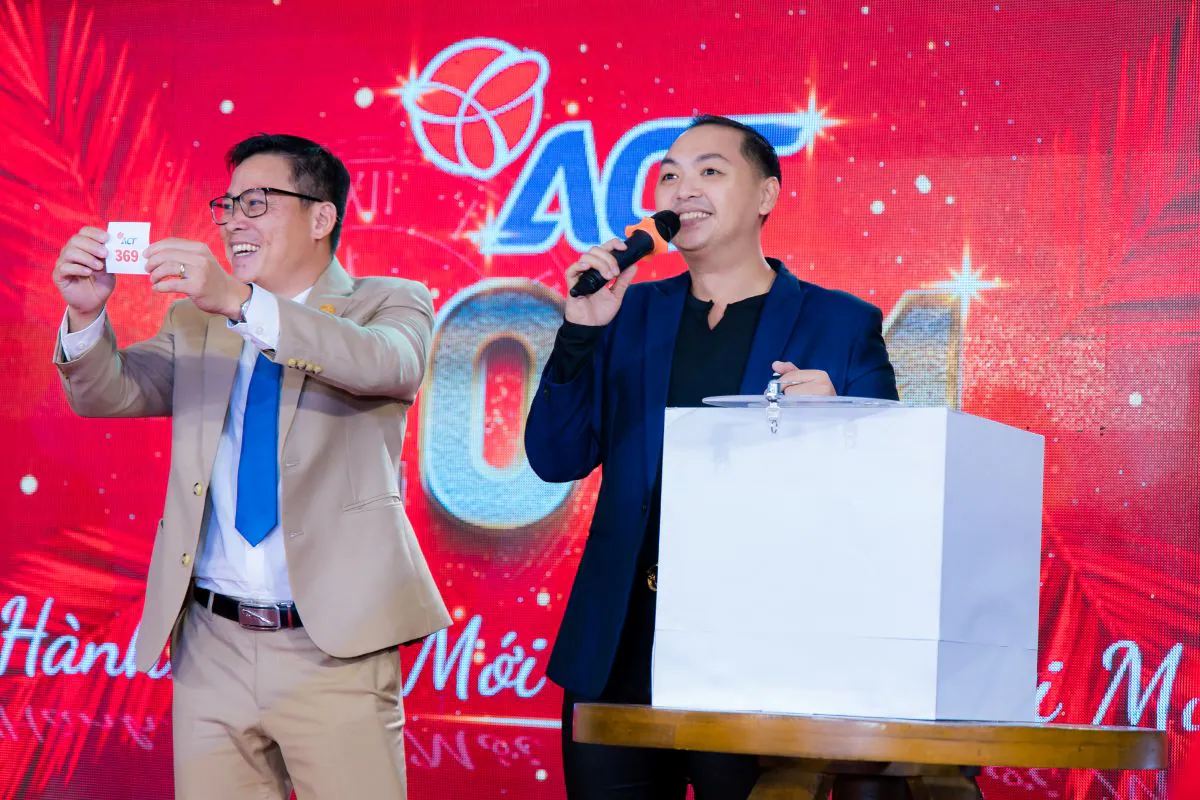 Đại diện Công ty ACT bốc thăm tìm ra những khách mời may mắn trúng giải thưởng