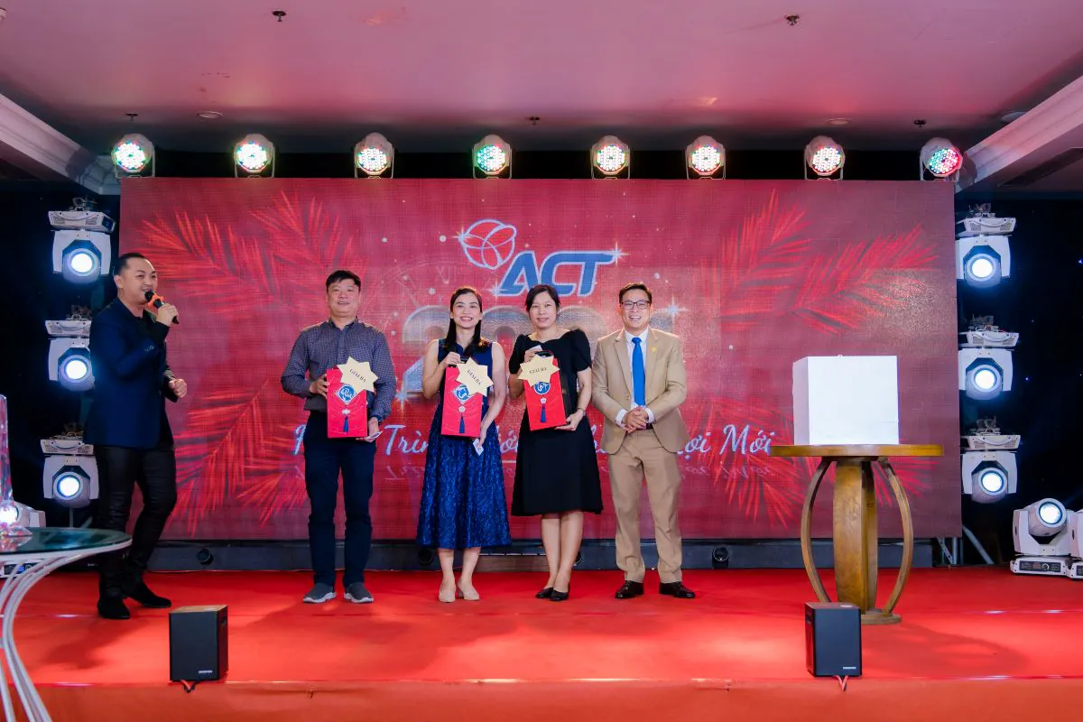 Trao giải thưởng bốc thăm may mắn cho các nhân viên trúng giải tại tiệc tất niên ACT