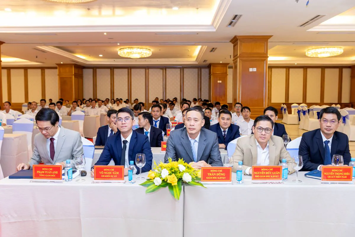Ban lãnh đạo Tổng Công ty ACT trang nghiêm ngồi tại bàn đại biểu danh dự trong buổi lễ kỷ niệm tất niên.