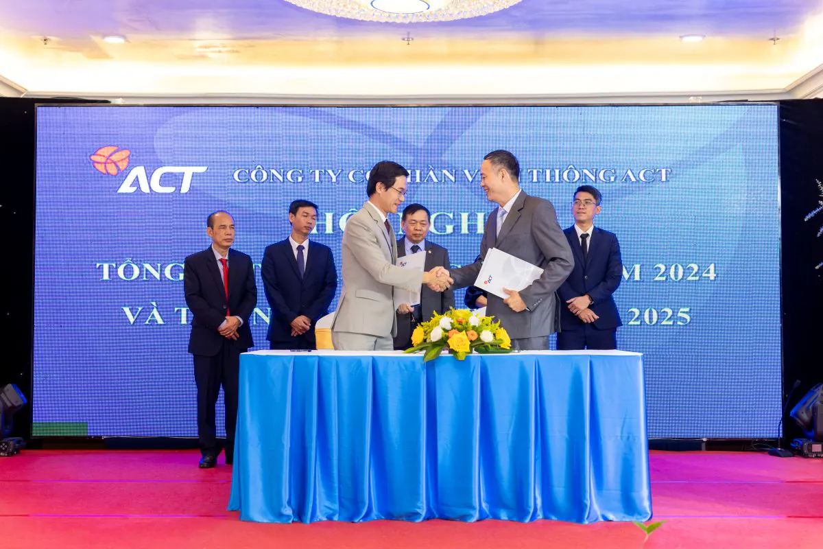 Lễ ký kết hợp tác quan trọng giữa đại diện Ban lãnh đạo Tổng Công ty ACT và đối tác trên sân khấu hội nghị tổng kết năm.