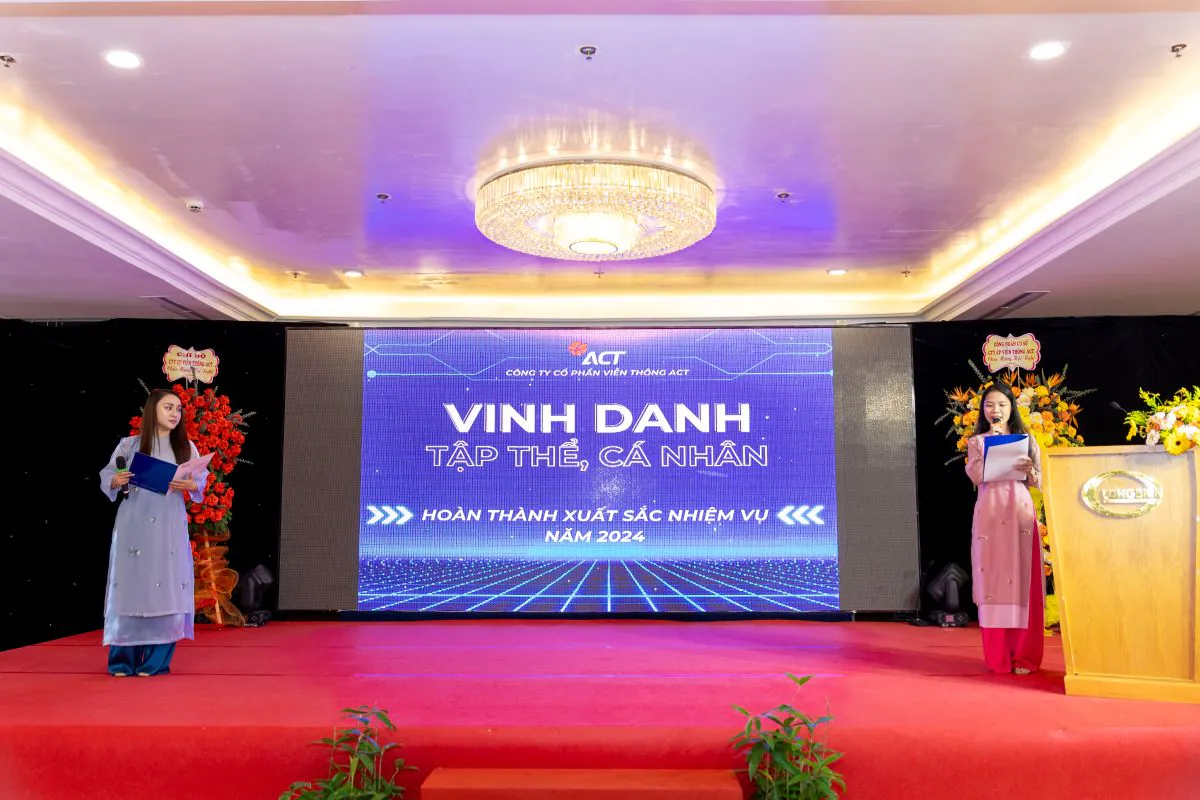 Hai MC nữ duyên dáng trong tà áo dài điều phối chương trình vinh danh các cá nhân, tập thể xuất sắc của ACT.