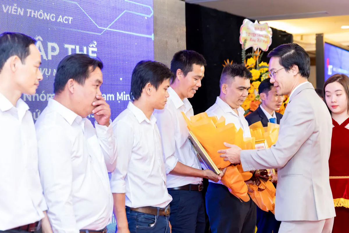 Đại diện Ban lãnh đạo Tổng Công ty ACT trao tặng bằng khen danh dự và những bó hoa tươi thắm cho các nhân viên xuất sắc.