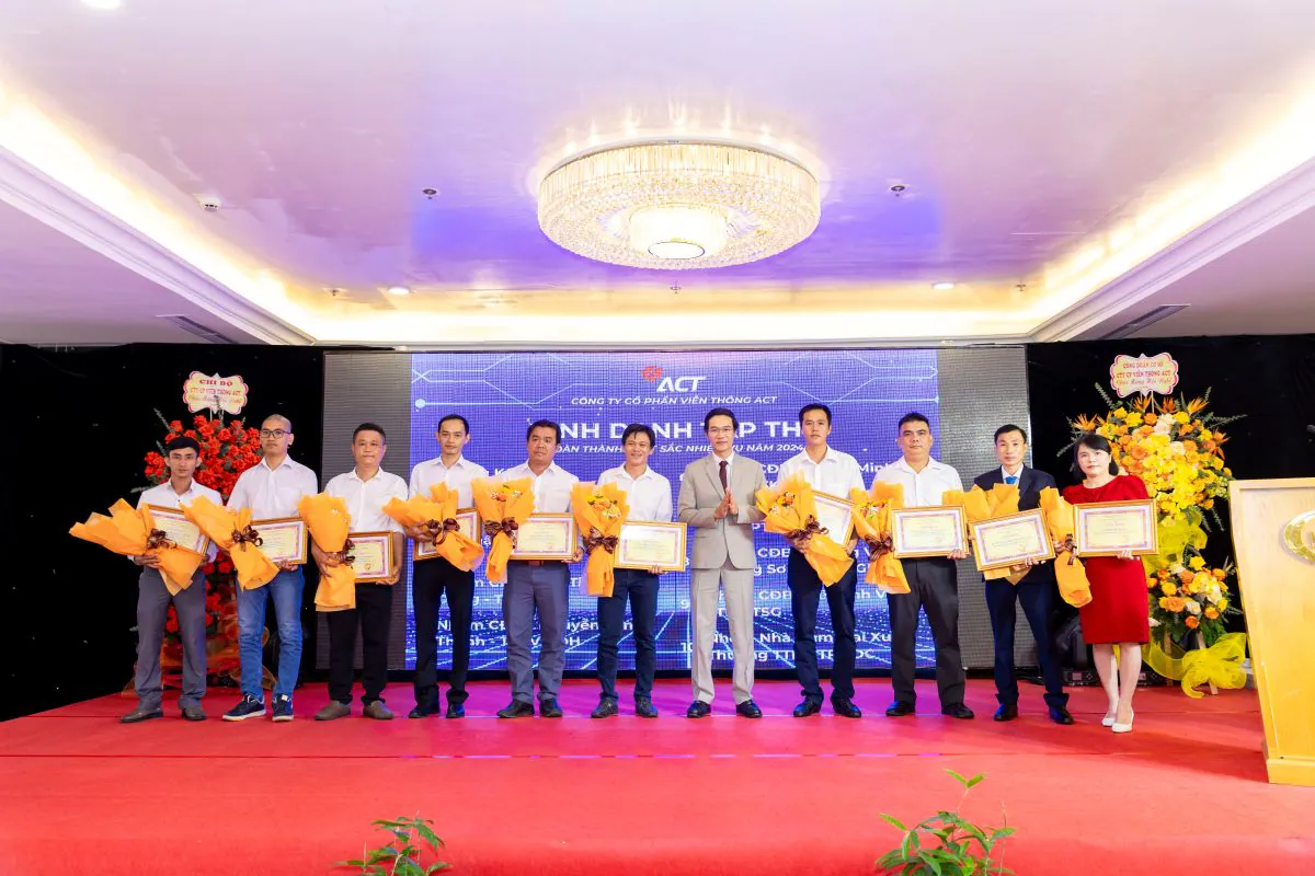 Các cá nhân, tập thể đạt thành tích xuất sắc rạng rỡ lưu niệm trên sân khấu cùng đại diện Ban lãnh đạo Tổng Công ty ACT.