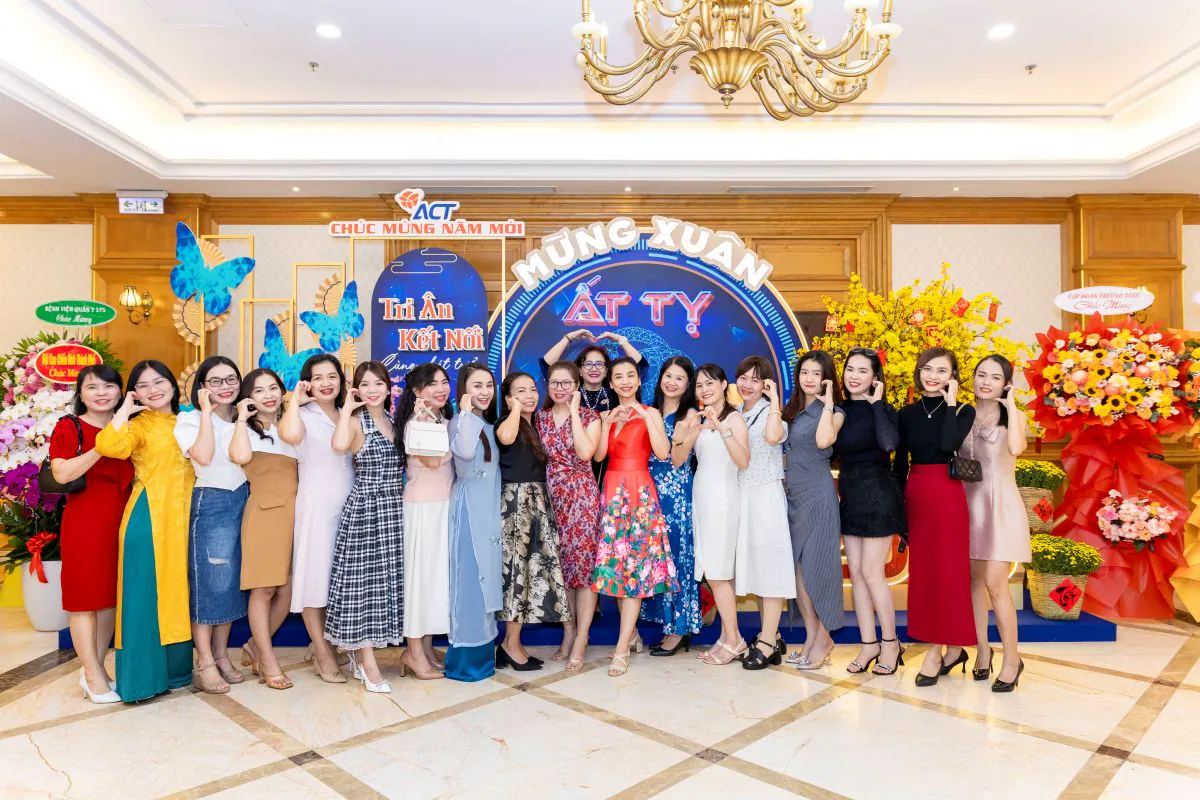 Tập thể nữ nhân viên ACT xúng xính váy áo xinh đẹp tạo dáng check-in sôi nổi trước thềm đêm tiệc tất niên.