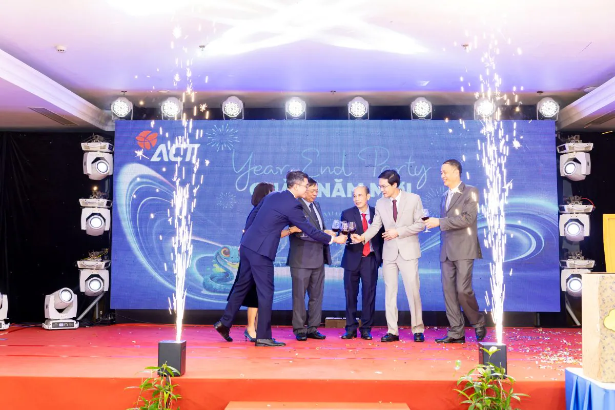 Ban lãnh đạo Tổng Công ty ACT nâng ly chúc mừng khai tiệc trong tiếng pháo hoa điện bừng sáng hai bên sân khấu.