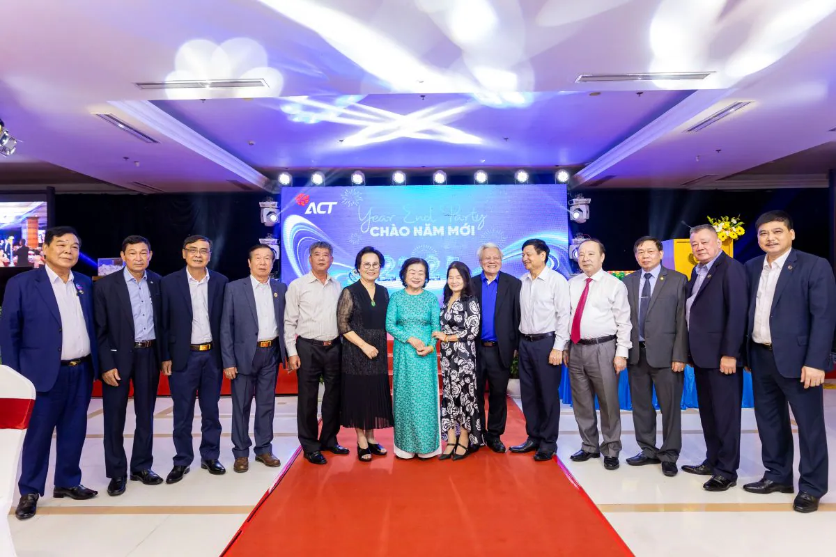 Tập thể Hội đồng quản trị và Ban cố vấn Tổng Công ty ACT chụp hình kỷ niệm trang trọng trước sân khấu đêm tiệc.