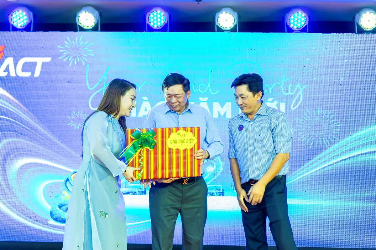 MC trao tặng giải thưởng Đặc Biệt - phần quà bốc thăm may mắn giá trị nhất cho vị khách mời may mắn nhất đêm tiệc tất niên ACT.