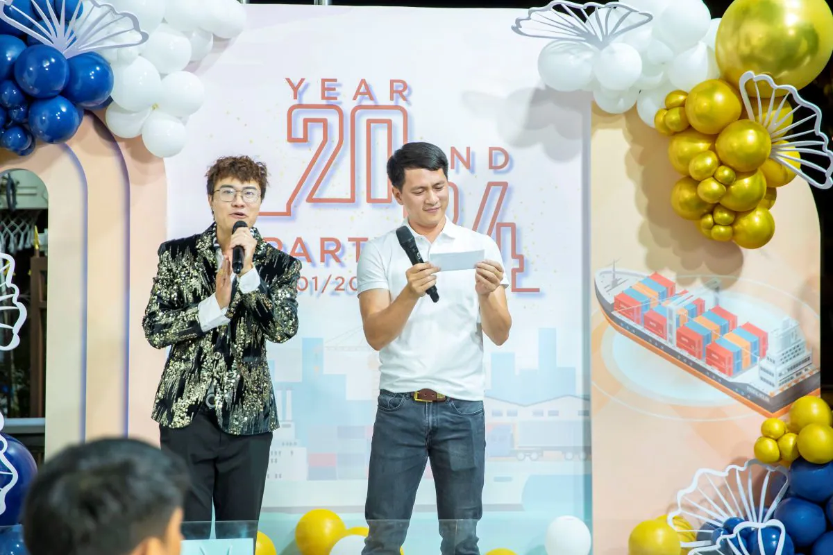 MC cùng nam nhân viên HVS Group đang kiểm tra thông tin trên phiếu bốc thăm trúng thưởng trên sân khấu Year End Party 2024.