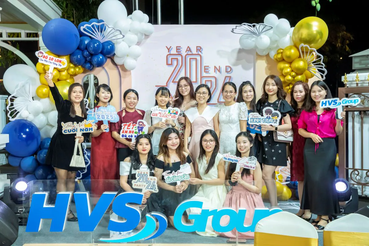 Tập thể các nữ nhân viên HVS Group rạng rỡ tạo dáng chụp hình lưu niệm trên sân khấu Year End Party 2024.