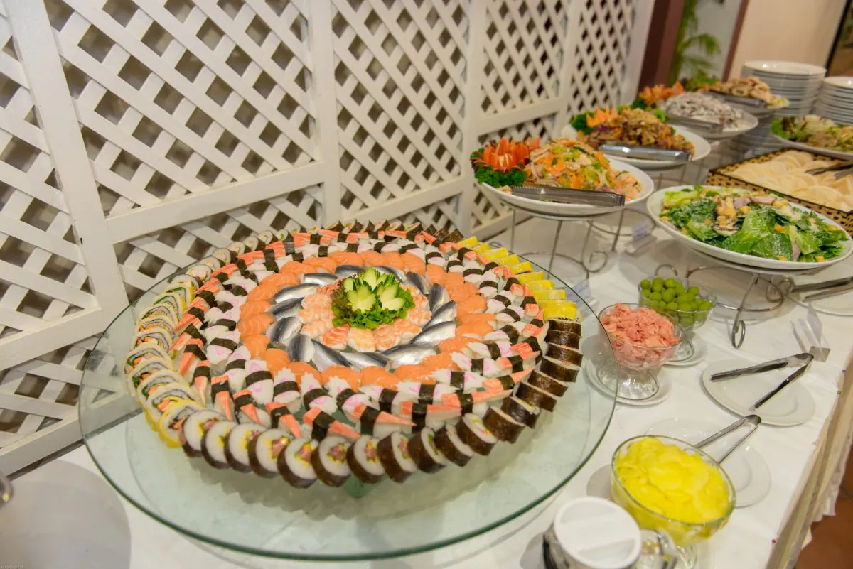 món sushi và cơm cuộn trong buổi tiệc tất niên