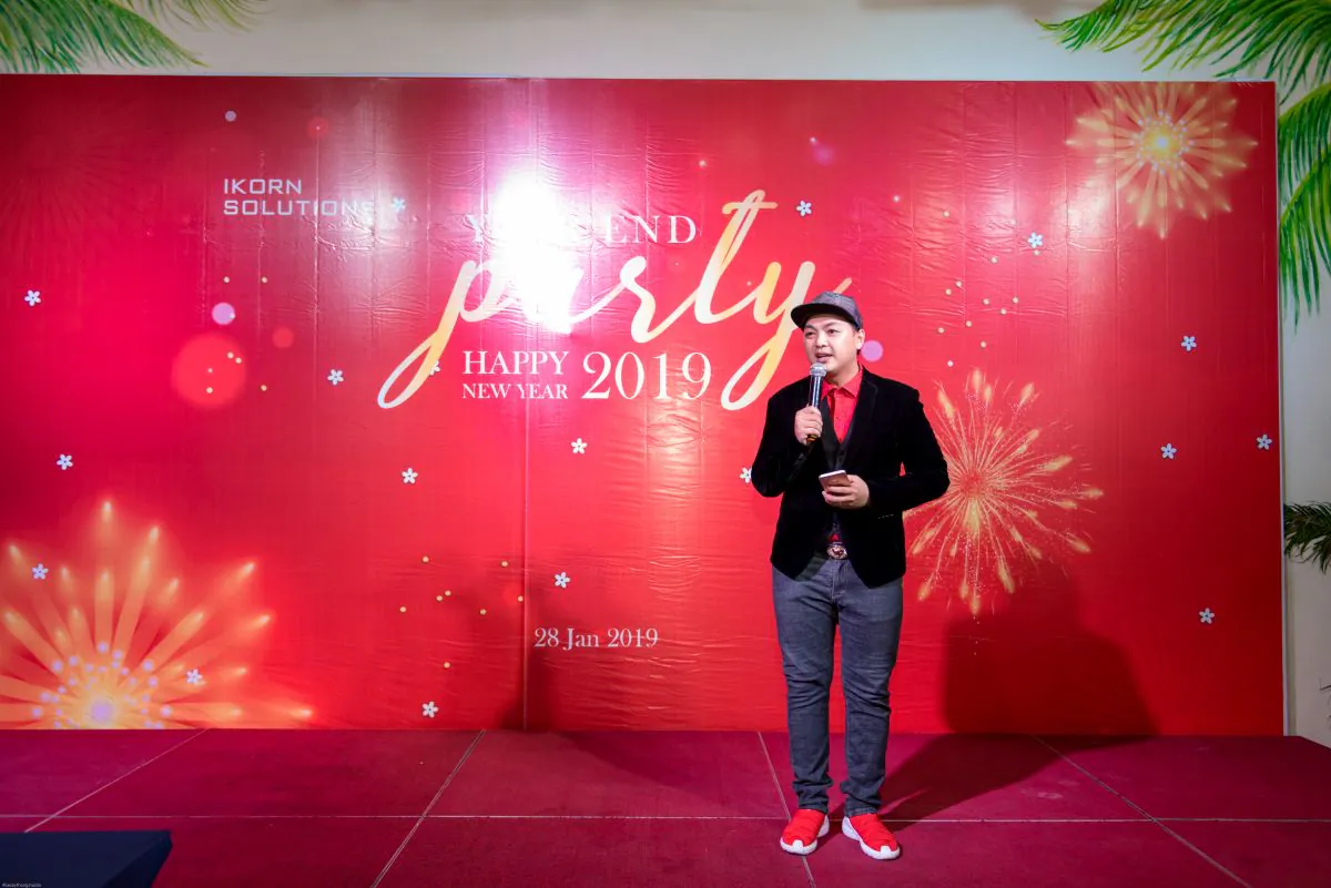 MC dẫn chương trình với phong cách lịch lãm