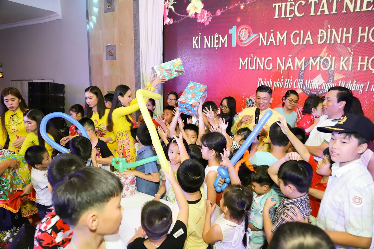 các em nhỏ hào hứng nhận quà 