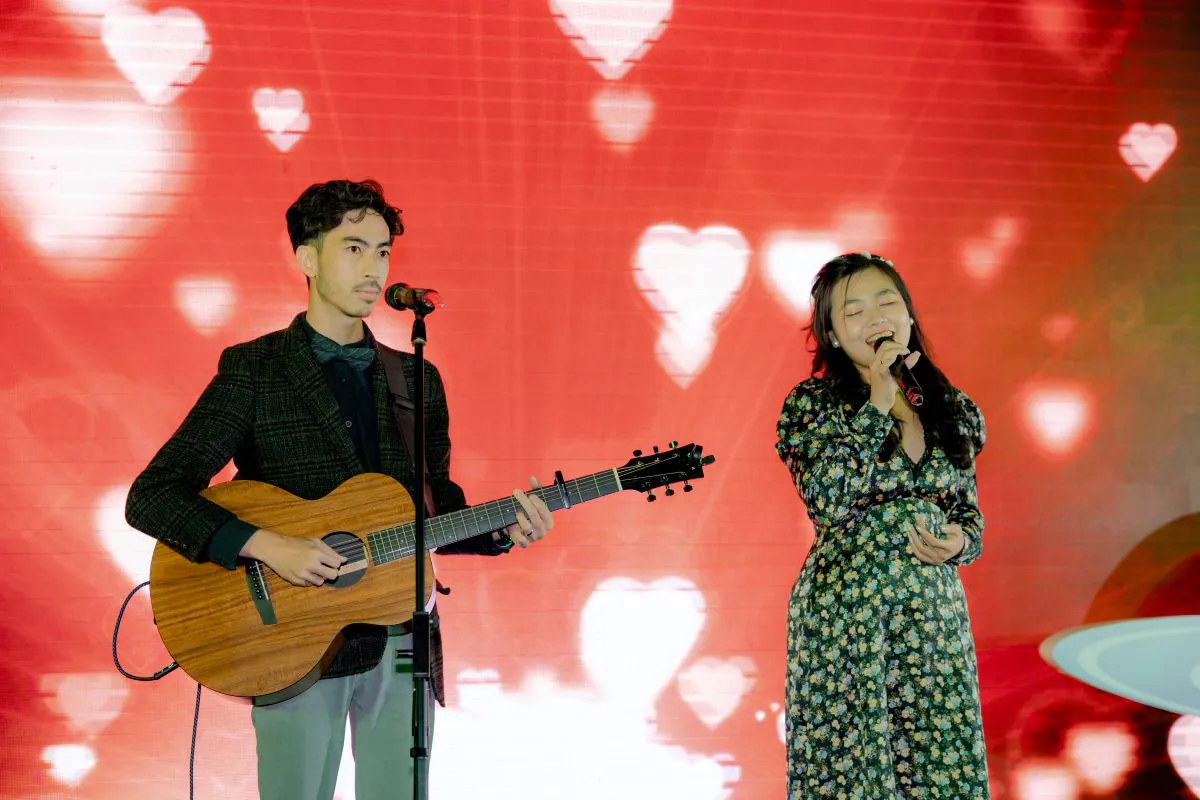 Tiết mục đàn guitar và hát đơn ca của nhân viên Mantu tại tiệc tất niên