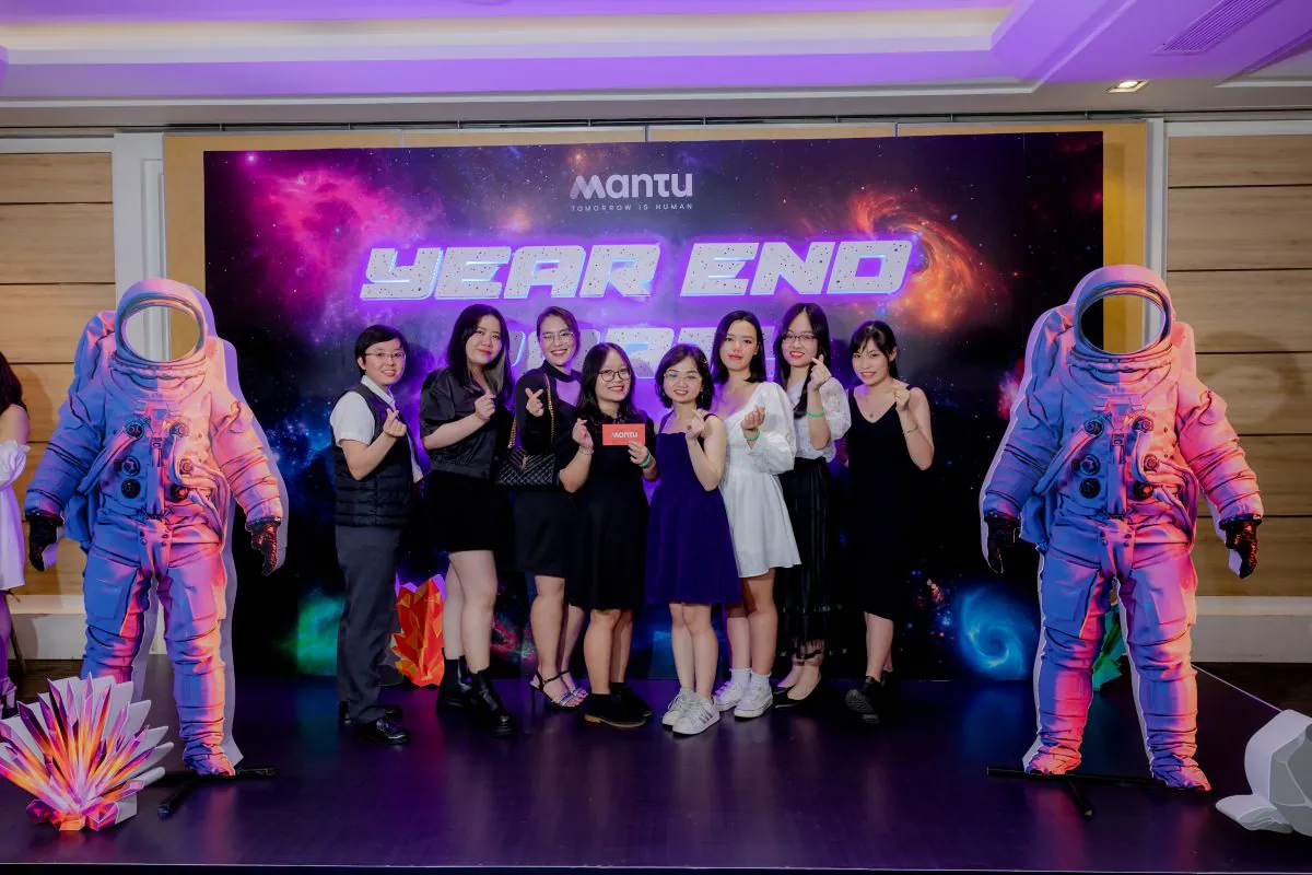 Nhóm nhân viên nữ của Mantu chụp hình với kiểu thả tim tại photobooth tiệc tất niên