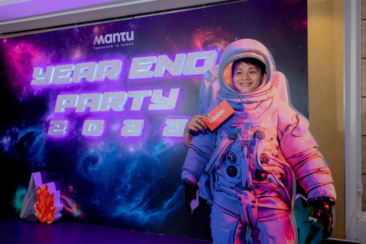 Nhân viên nam Mantu chụp hình với bộ đồ phi hành gia tại photobooth tiệc tất niên A Space Odyssey