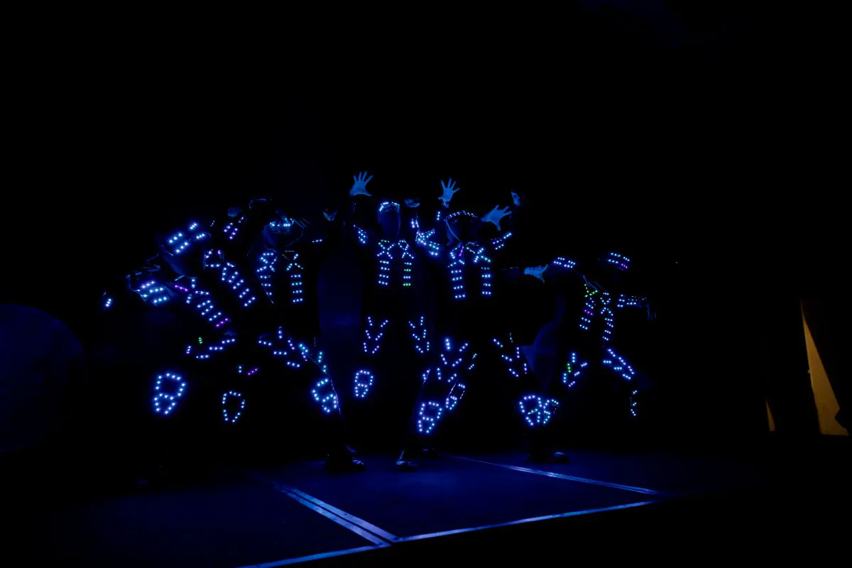Tiết mục nhảy LED với trang phục phát sáng trên sân khấu tiệc tất niên Mantu 2022