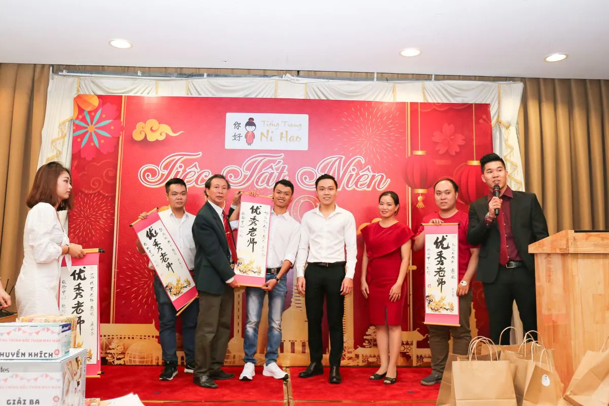 Ban lãnh đạo Ni Hao tặng câu đối đỏ cho nhân viên tại tiệc tất niên