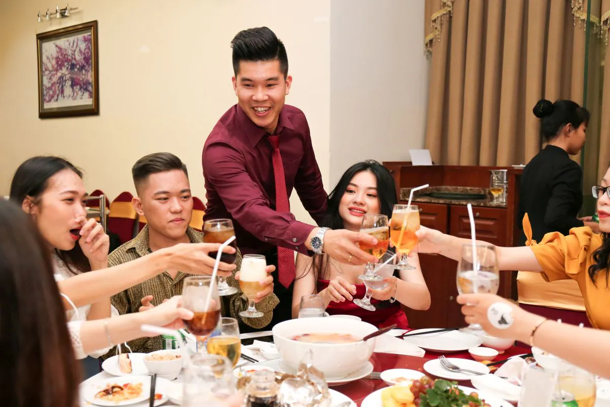 Đại diện ban lãnh đạo Ni Hao nâng ly chúc mừng với đội ngũ nhân sự tại tiệc tất niên