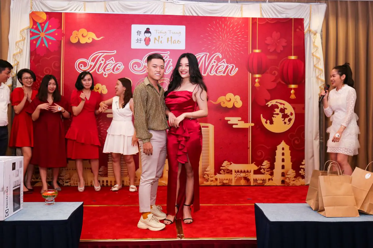 Một cặp đôi khác tham gia trò chơi trên sân khấu tiệc tất niên Ni Hao