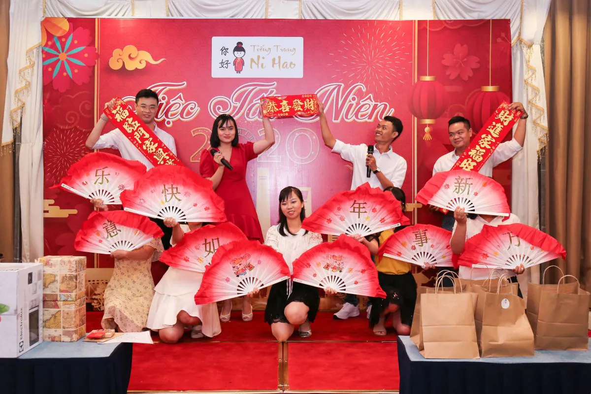 Tiết mục múa quạt Trung Hoa trên sân khấu tiệc tất niên Ni Hao