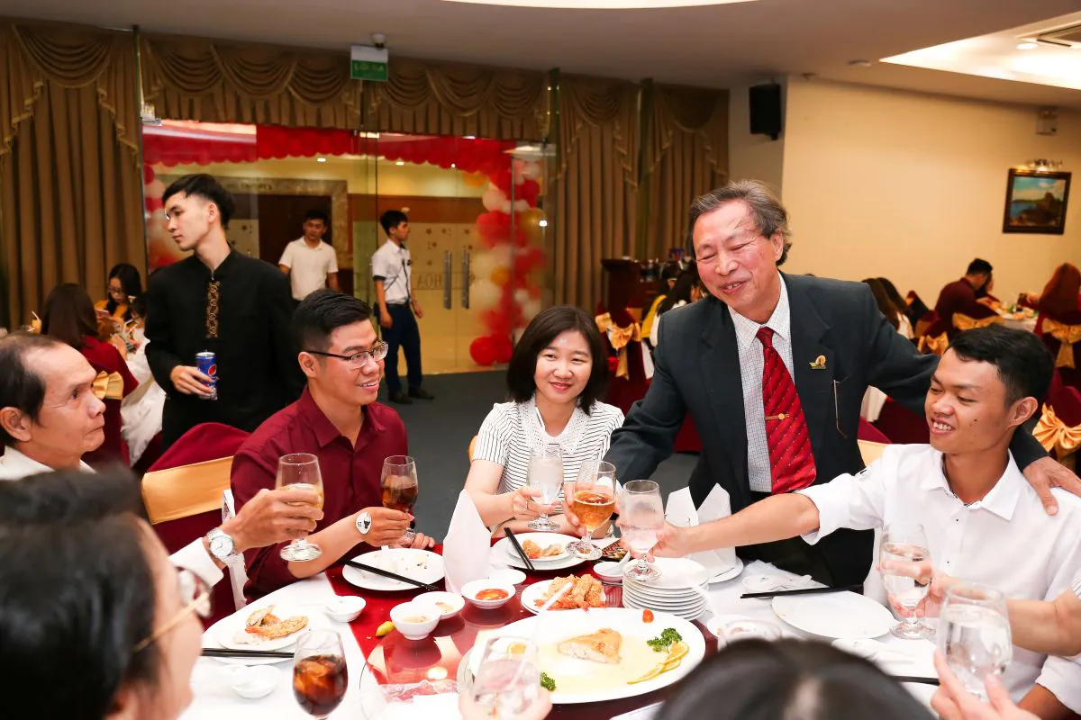 Nhân viên Ni Hao cụng ly chúc mừng tại bàn tiệc tất niên