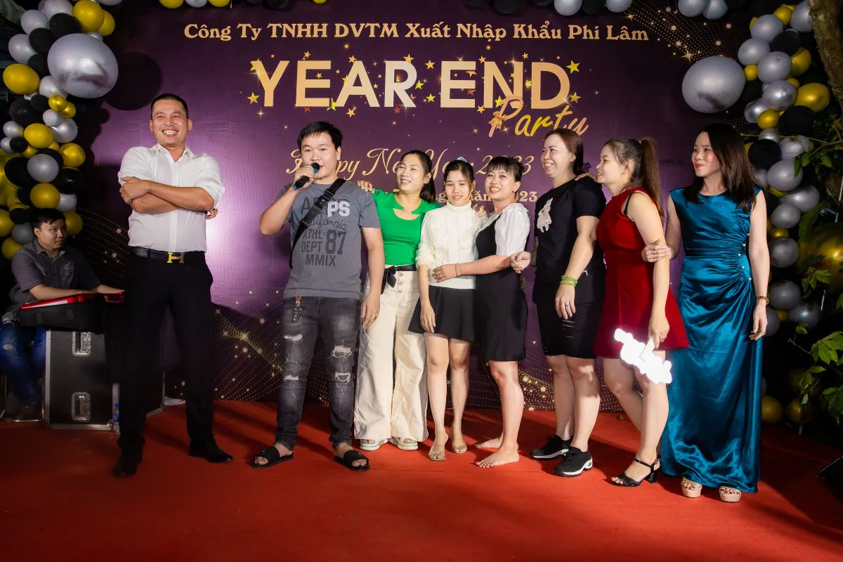 Đại diện 1 nhân viên nam gửi những lời chúc trên sân khấu