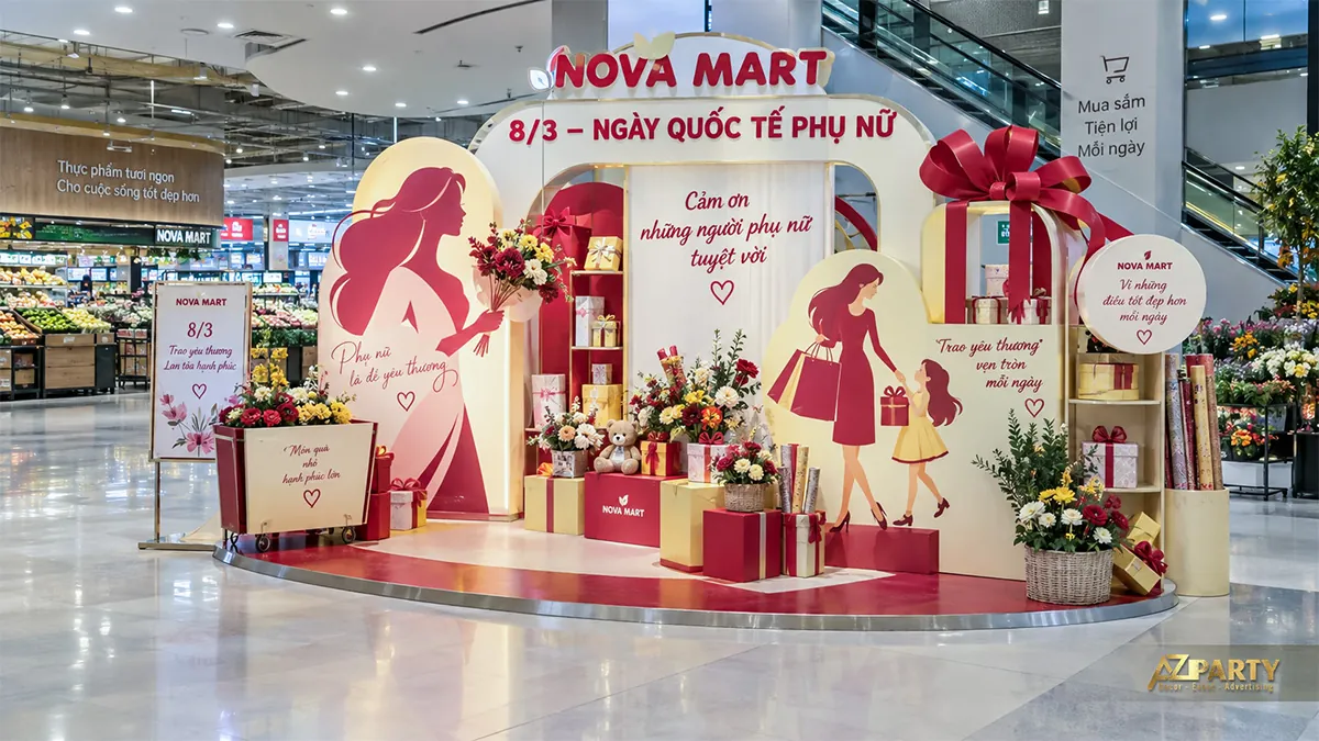 Góc siêu thị đỏ kem với hộp quà, nơ lớn và hình mẹ cùng bé