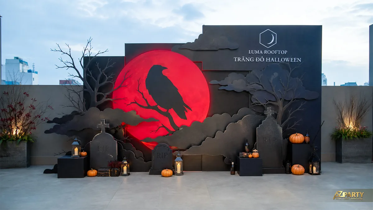 Tiểu cảnh Halloween trên sân thượng với trăng đỏ, quạ đen, bia mộ và các lớp mây