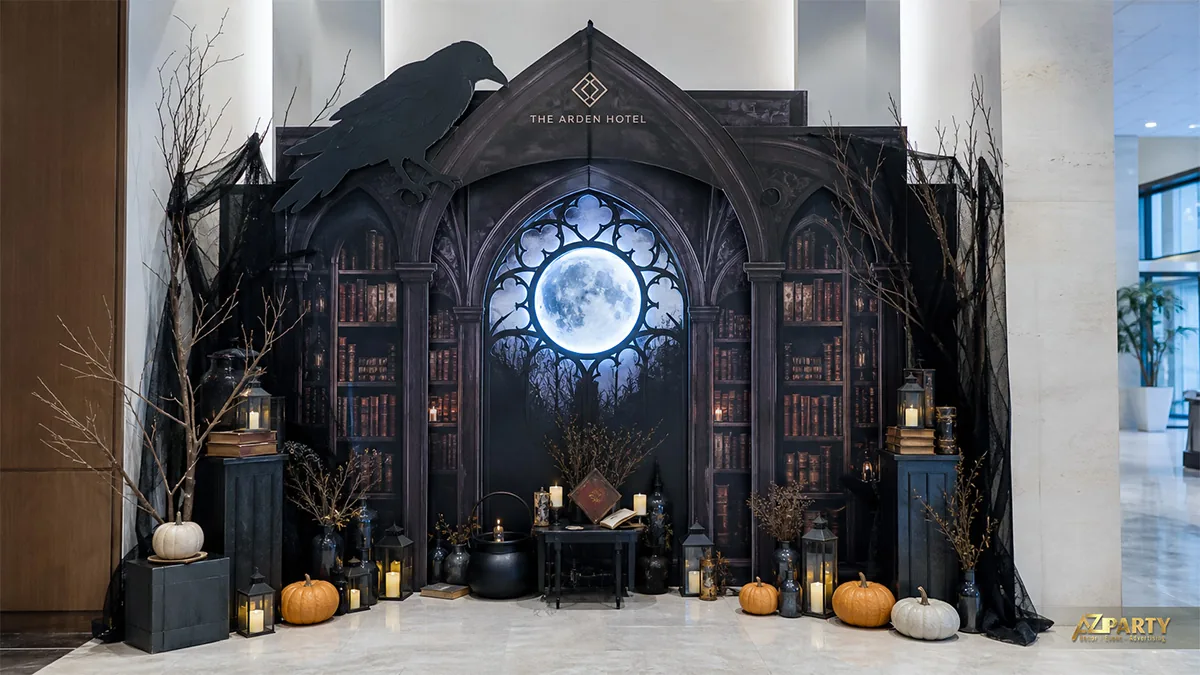 Tiểu cảnh thư viện Gothic với cửa sổ trăng tròn, vạc phép, sách cổ và đèn lồng