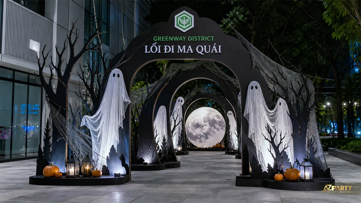 Lối đi Halloween ngoài trời với các cổng cây đen, bóng ma trắng, mạng nhện và đèn lồng